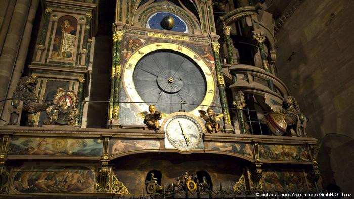 Đồng hồ Thiên văn được đặt trong Nhà thờ Strasbourg (Pháp) do những người thợ đồng hồ Thuỵ Sĩ thiết kế. Đây được xem là kiệt tác thời Phục hưng.