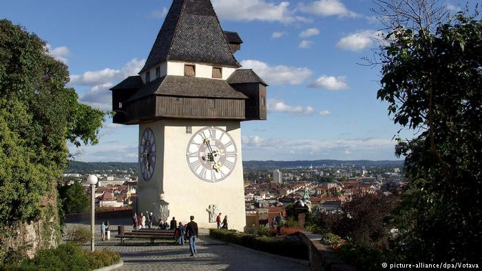 Tháp đồng hồ Graz ở Scholossberg, Áo, có thể được nhìn thấy từ xa. Điểm đặc biệt của tháp đồng hồ này là kim giờ có kích thước lớn hơn kim phút.