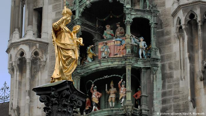 Theo DW, đồng hồ Glockenspiel ở Munich, Đức, hoạt động bằng năng lượng mặt trời theo cách rất hiện đại.