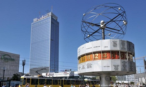 Đồng hồ Thế giới là chiếc đồng hồ kiểu tháp pháo lớn nằm ở quảng trường công cộng của Alexanderplatz ở Mitte, thủ đô Berlin, Đức. Chiếc đồng hồ này được Erich John thiết kế thời Đông Đức và vào năm 1969, nó được giới thiệu với công chúng.