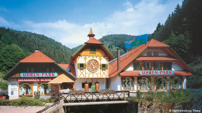 Đồng hồ cuckoo lớn nhất thế giới "tọa lạc" ở Triberg, Đức. Công trình này có trọng lượng lên tới 6 tấn.