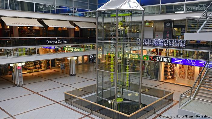 Một chiếc đồng hồ đặc biệt khác ở thủ đô Berlin là Flowing Time, cao 13 mét "xuyên" qua 3 tầng của Trung tâm Europa ở thủ đô nước Đức.