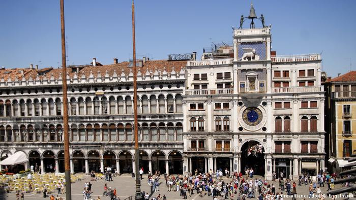 Đồng hồ Thiên văn Torre dell'Orologio "toạ lạc" tại Quảng trường St Mark ở Venice, Italy. Lần gần đây nhất tháp đồng hồ Torre dell'Orologio được "trùng tu" là vào năm 1998.