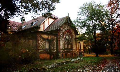 Bệnh viện Beelitz-Heilstätten được xây dựng vào năm 1898 gồm 60 tòa nhà khác nhau gần thủ đô Berlin, Đức. Đây từng là nơi chữa bệnh cho trùm phát xít Hitler và bị bỏ hoang từ năm 1990.