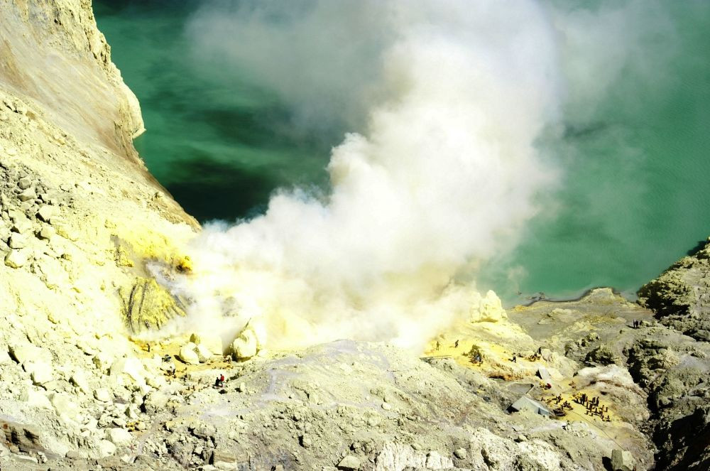 Núi lửa Kawah Ijen nằm ở Đông Java, Indonesia. Khi tiếp xúc với không khí, lưu huỳnh tại núi lửa Kawah Ijen sẽ sinh ra những ngọn lửa xanh đẹp mắt, nhưng hiện tượng này lại ẩn chứa nhiều nguy hiểm với du khách.