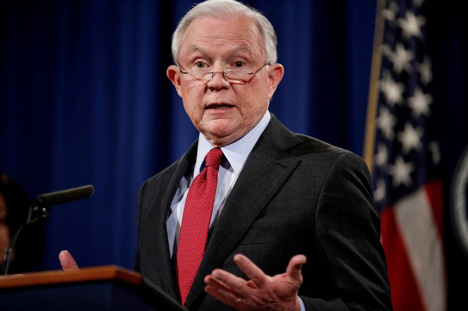 Ngày 7/11/2018, Tổng thống Trump đã sa thải Bộ trưởng Tư pháp Mỹ Jeff Sessions. Ông Sessions trở thành bộ trưởng đầu tiên bị cách chức trong cuộc cải tổ nội các dự kiến của Tổng thống Trump sau cuộc bầu cử Quốc hội giữa nhiệm kỳ 6/11. Ảnh: Reuters.