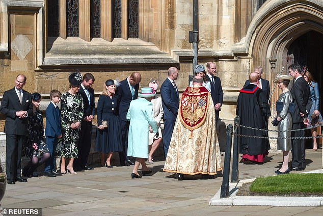 Các thành viên trong gia đình Hoàng gia Anh chào đón Nữ hoàng Elizabeth II khi bà tới dự buổi lễ Phục sinh ở nhà nguyện St George hôm 21/4.