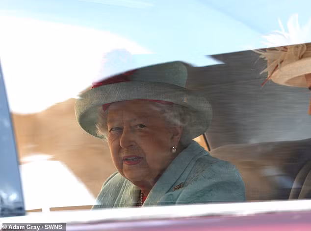 Theo Daily Mail, Nữ hoàng Elizabeth II còn có một ngày sinh nhật chính thức khác, rơi vào Thứ Bảy thứ hai của Tháng Sáu hàng năm.