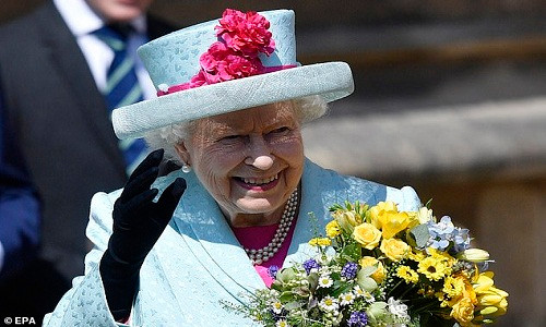 Nữ hoàng Elizabeth II cầm bó hoa và cười tươi vẫy chào đám đông trong ngày sinh nhật thứ 93. Mời độc giả xem thêm video: Nữ hoàng Elizabeth II "chính thức" kỷ niệm sinh nhật lần thứ 90 (Nguồn: VTC14)