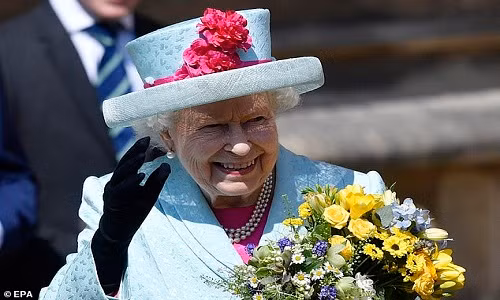 Nữ hoàng Elizabeth II cầm bó hoa và cười tươi vẫy chào đám đông trong ngày sinh nhật thứ 93. Mời độc giả xem thêm video: Nữ hoàng Elizabeth II "chính thức" kỷ niệm sinh nhật lần thứ 90 (Nguồn: VTC14)
