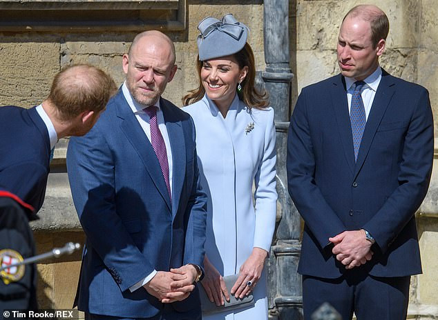 Hoàng tử Harry tranh thủ trò chuyện với Mike Tindall, Công nương Kate và Hoàng tử William trong lúc chờ Nữ hoàng đến.