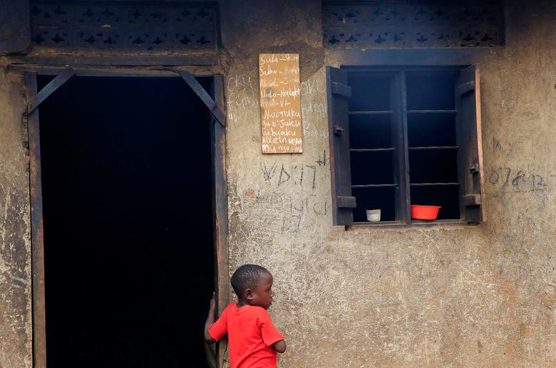 Kinh ngac ba me don than mot minh nuoi 38 dua con-Hinh-10