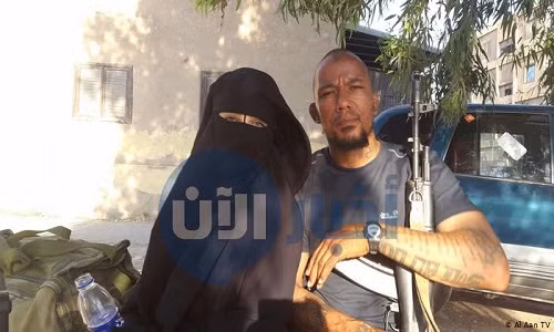 Bat ngo cuoc song cua goa phu IS tai Duc