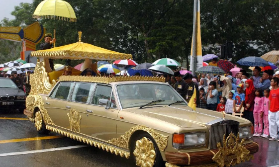 Bộ sưu tập xe hơi của Quốc vương Brunei trị giá 5 tỷ bảng Anh, trong đó có một chiếc Roll Royce dát vàng được sử dụng cho các đám cưới Hoàng gia.