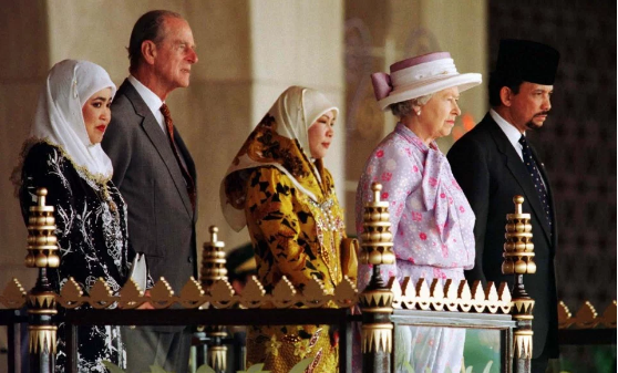 Quốc vương Hassanal Bolkiah đã cai trị quốc gia giàu dầu mỏ này trong 52 năm và có mối quan hệ với nhiều thành viên Hoàng gia khác trên thế giới, trong đó có Nữ hoàng Anh Elizabeth II và Hoàng thân Philip.