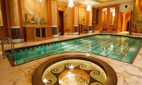 Tòa lâu đài còn có 5 bể bơi, phòng tiệc dành cho 5.000 khách và cả một nhà thờ Hồi giáo có sức chứa 1.500 người. Cung điện này được trang trí với các vật dụng bằng vàng và kim cương.