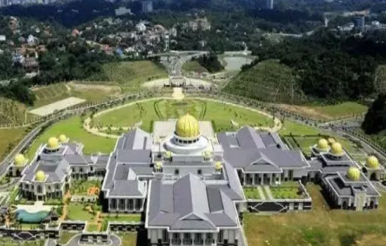 Được xây dựng trong hơn 2 năm với chi phí hơn 1 tỷ bảng Anh, Cung điện Instana Nurul Iman có 1.788 phòng và 257 nhà tắm.