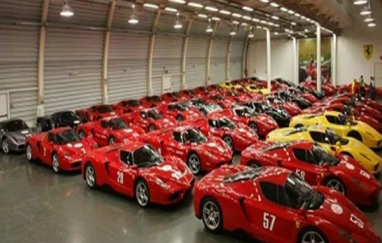 Quốc vương Brunei sở hữu bộ sưu tập xe hơi lớn nhất thế giới (7.000 chiếc), trong đó có 600 chiếc Rolls Royces, 500 chiếc Mercedes và 450 chiếc Ferrari,...