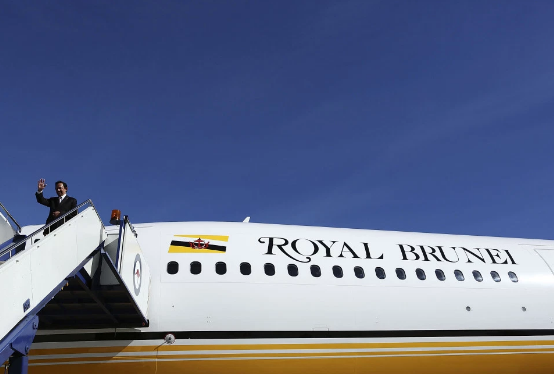 Quốc vương Hassanal Bolkiah sở hữu một trong những chiếc máy bay tư nhân đắt đỏ nhất thế giới với nội thất được dát vàng. Trong đó, chiếc Airbus của ông có giá 75 triệu bảng Anh và một chiếc Boeing 767 của ông trị giá 136 triệu bảng.