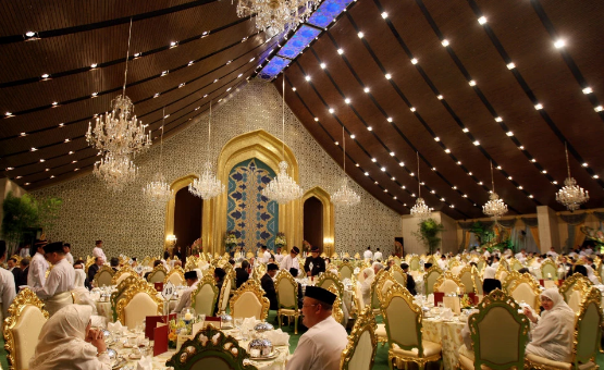 Một bữa tiệc được tổ chức tại Cung điện Instana Nurul Iman của Sultan Hassanal Bolkiah năm 2017, với sự tham dự của Thái tử Charles và Công nương Camilla.