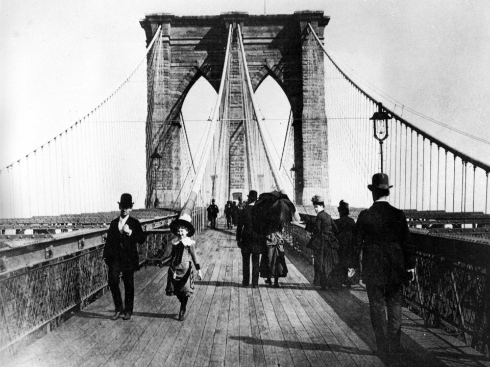 Cây cầu Brooklyn nổi tiếng ở New York phải mất 14 năm để xây dựng, từ năm 1869 đến 1883.