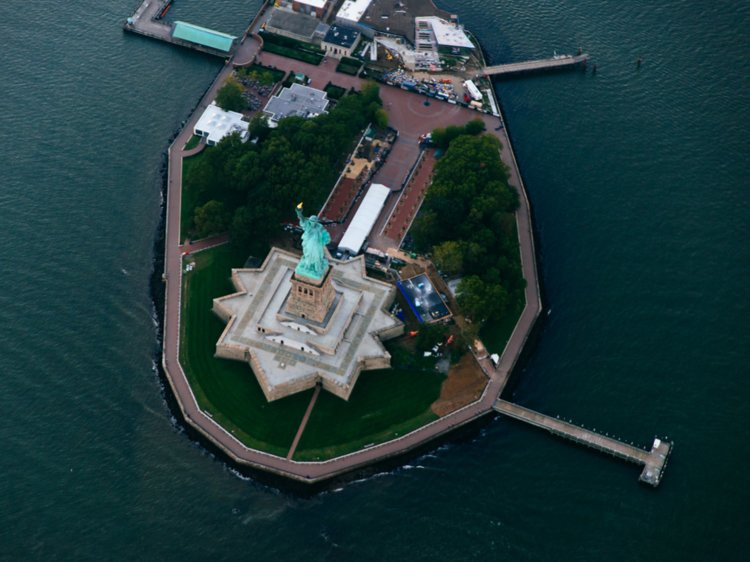 Nơi này trở thành một địa điểm du lịch nổi tiếng ở New York. Hơn 4,5 triệu du khách đã đến thăm Tượng Nữ thần Tự do trong năm 2016. Mời độc giả xem thêm video: Người phụ nữ thấp nhất thế giới "tỏa sáng" ở New York (Nguồn: VTC14)