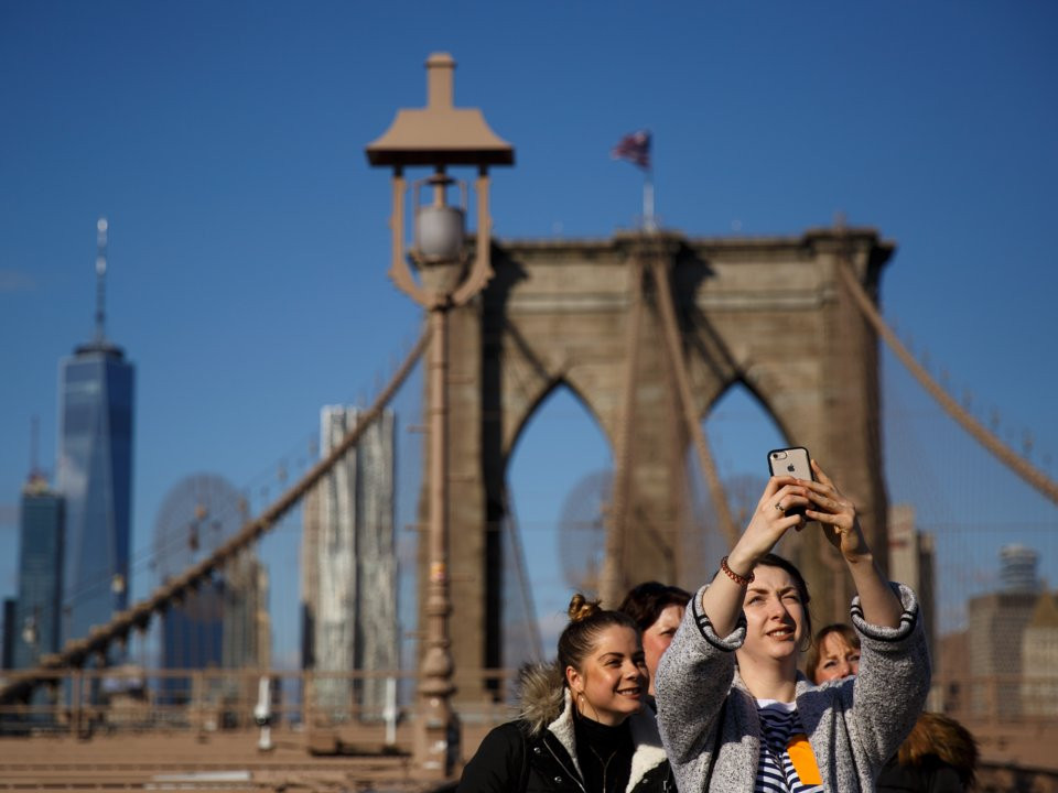Cây cầu này có biệt danh "Quảng trường Thời đại trên bầu trời" vì thu hút đông đảo du khách.