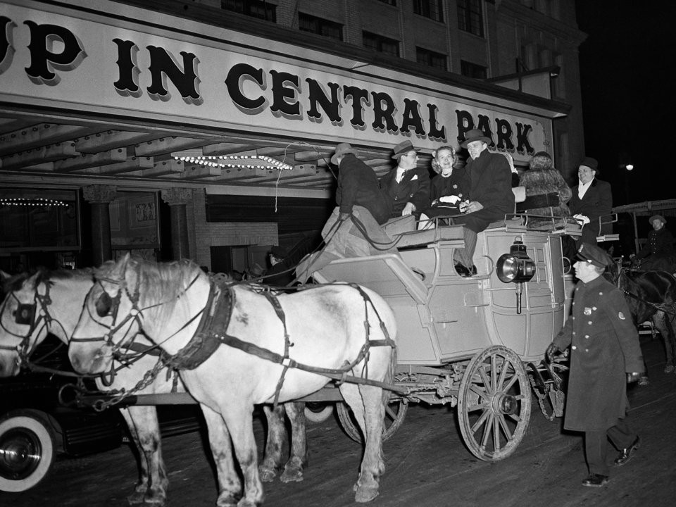 Công viên Trung tâm (Central Park) ở New York mở cửa vào năm 1858. Xe ngựa kéo được đưa vào sử dụng ở đây từ năm 1863.
