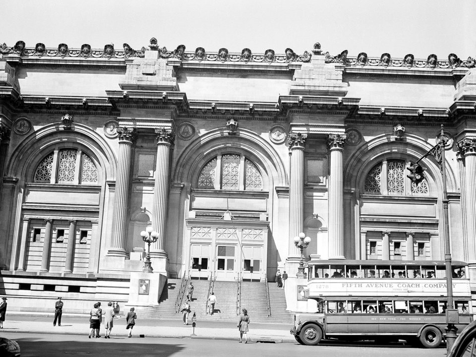 Bảo tàng Mỹ thuật Metropolitan nằm trên đại lộ số 5 trong bức ảnh chụp năm 1880.