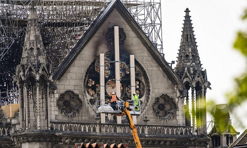 Truc trac may tinh gay ra vu chay Nha tho Duc Ba Paris?-Hinh-2