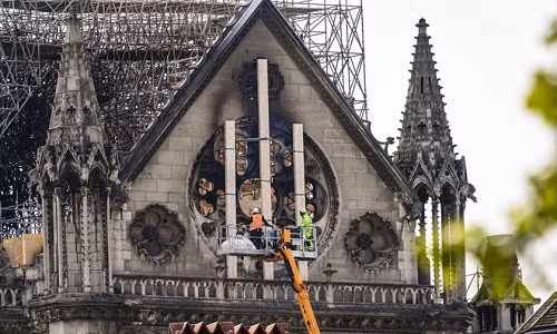 Truc trac may tinh gay ra vu chay Nha tho Duc Ba Paris?-Hinh-2