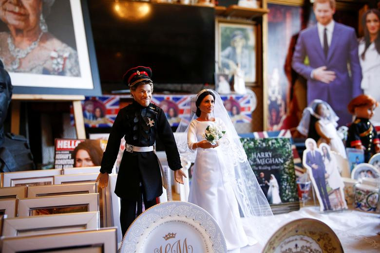 "Chú rể" Harry và "cô dâu" Meghan Markle được đặt trên bàn trong phòng.
