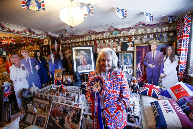 Theo hãng thông tấn Reuters, bà Margaret Tyler là một người rất hâm mộ Hoàng gia Anh. Bên trong ngôi nhà của bà Tyler ở thủ đô London chứa hàng nghìn đồ lưu niệm có hình ảnh của các thành viên trong gia đình Hoàng gia Anh. (Nguồn ảnh: Reuters)