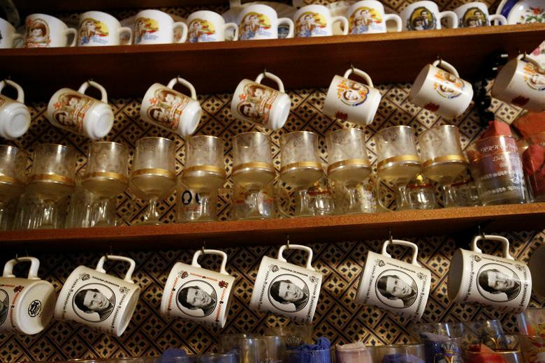 Những chiếc cốc in hình của thành viên gia đình Hoàng gia Anh được treo ngay ngắn.