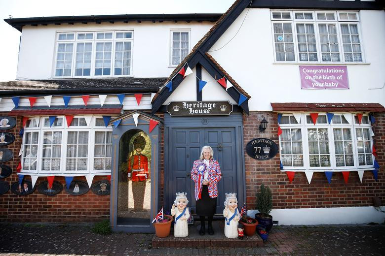 Bà Tyler đứng trước "ngôi nhà hoàng gia" của riêng mình.