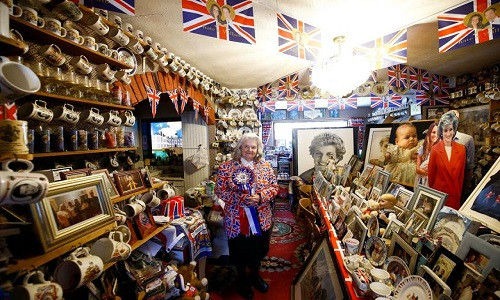 Hình ảnh cố Công nương Diana trong căn phòng ngập tràn đồ lưu niệm về Hoàng gia Anh của bà Tyler.