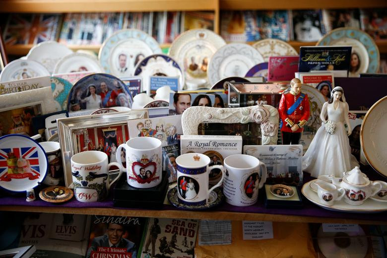 Những chiếc cốc, đĩa, tranh ảnh, búp bê,...trong nhà bà Tyler in hình của Nữ hoàng Elizabeth II, vợ chồng Hoàng tử Harry hay vợ chồng Hoàng tử William cùng nhiều thành viên hoàng gia khác.