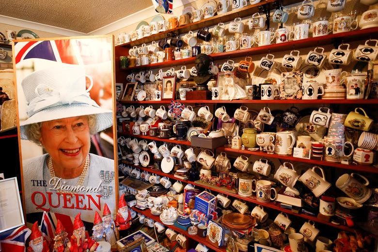 Bức ảnh lớn về Nữ hoàng Elizabeth II cùng bộ sưu tập cốc "khủng".