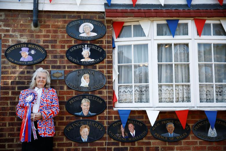 Bà Tyler đứng bên ngoài ngôi nhà của mình ở phía bắc thủ đô London.