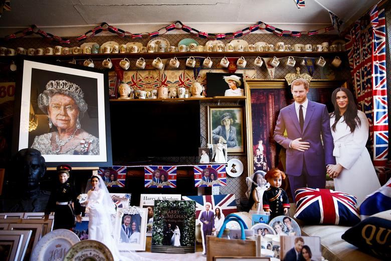 Trong gian phòng này có rất nhiều đồ lưu niệm mang hình ảnh Hoàng tử Harry và Công nương Meghan Markle.