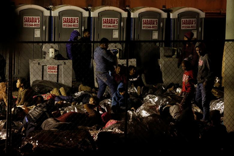 Những người dân di cư nằm chen chúc nhau trong khu trại tạm bợ dưới cây cầu quốc tế Santa Fe ở El Paso, Texas, ngày 24/3.