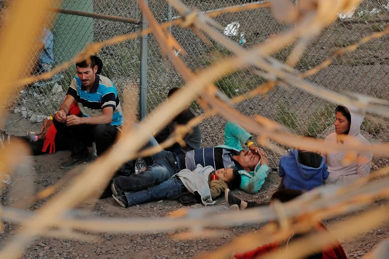 Một số em nhỏ nằm ngủ trên nền đất và sỏi dưới cây cầu.