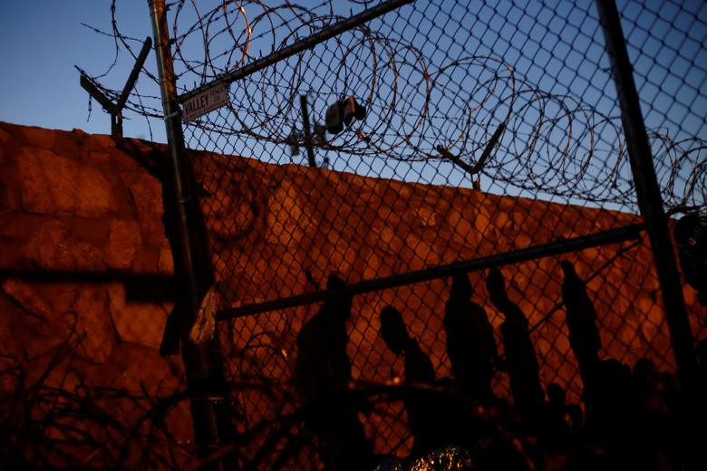 Việc họ phải ở lại đây bao lâu tuỳ thuộc vào số lượng người di cư vượt biên. "Có thể là vài giờ hoặc vài đêm. Tôi không thể nói thời gian chính xác họ sẽ phải ở lại đây ", Ramiro Cordero, một nhân viên tuần tra biên giới, cho biết.