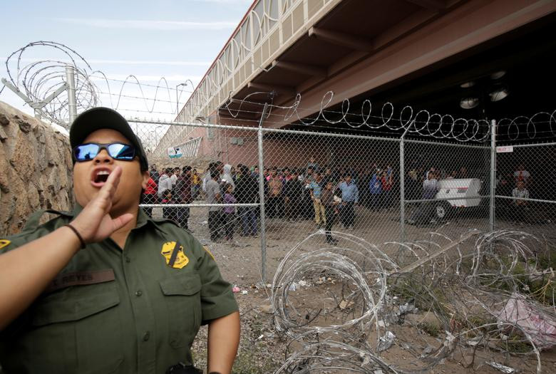 Hàng rào thép được dựng dưới cây cầu quốc tế Paso del Norte.