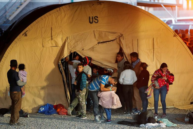 Kevin McAleenan, quan chức thuộc Cơ quan Bảo vệ Biên giới và Hải quan Mỹ, cho hay cơ quan này đã lên kế hoạch thiết lập các khu nhà trú ẩn tạm thời cho các gia đình di cư, trước khi xây dựng một cơ sở trị giá 192 triệu USD.