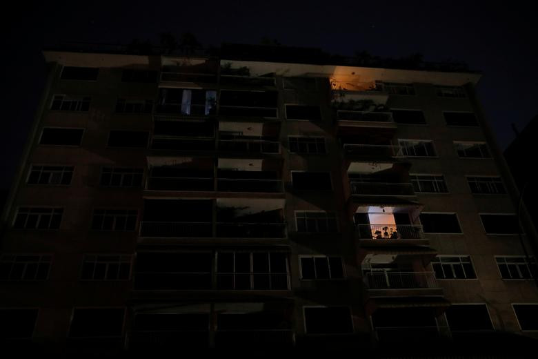 Một tòa chung cư vào buổi tối trong đợt mất điện diện rộng ở thủ đô Caracas ngày 26/3.
