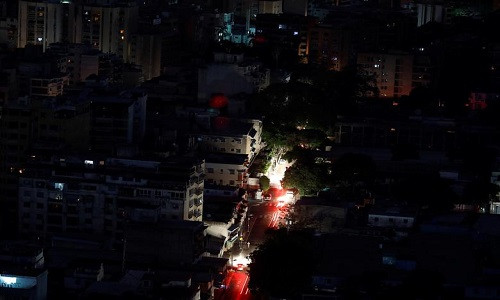 Theo hãng thông tấn Reuters, sau hai đợt mất điện diện rộng kéo dài trong một tháng qua, nhiều thành phố ở Venezuela, bao gồm hầu hết thủ đô Caracas, đã dần dần khôi phục việc cung cấp điện cho người dân. Tuy nhiên, nhiều khu vực vẫn chìm trong cảnh thiếu điện, nước. (Nguồn ảnh: Reuters)