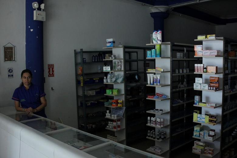 Nhân viên bán hàng tại hiệu thuốc ở San Cristobal ngày 26/3.