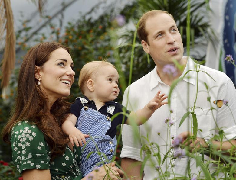 Công nương Kate bế con trai, George, tại Bảo tàng Lịch sử Tự nhiên ở thủ đô London ngày 2/7/2014.