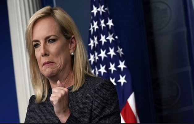 Bà Nielsen sinh ngày 14/5/1972 tại Colorado Springs, bang Colorado, và lớn lên ở Clearwater, bang Florida. Bà là con gái của vợ chồng bác sĩ quân y Phyllis Michele Nielsen và James McHenry Nielsen. Ảnh: BI.